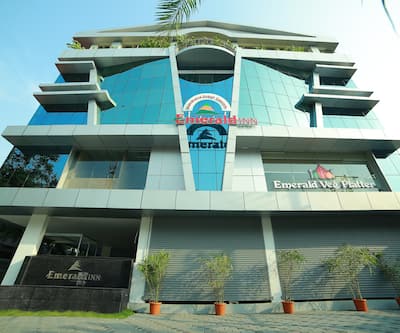 https://imgcld.yatra.com/ytimages/image/upload/t_hotel_yatra_city_desktop/v1480667168/Domestic Hotels/Hotels_Guruvayoor/Nakshatra Inn/Exterior.jpg